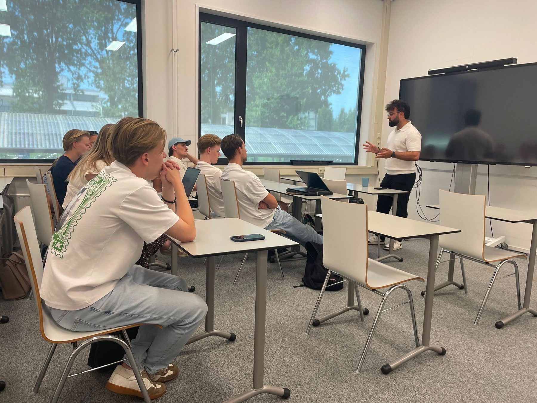 Amanj Hamid guest lecturing to students at Fontys University of Applied Sciences